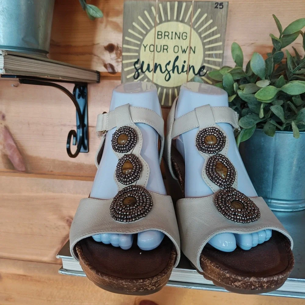 Natural Soul Tristin Sandals Ivory Faux Leather T-Strap Beaded Cork Wedges Sz 9M